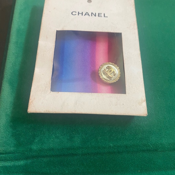 Chanel button - Picture 3 of 5